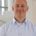 En man som tittar in i kameran.