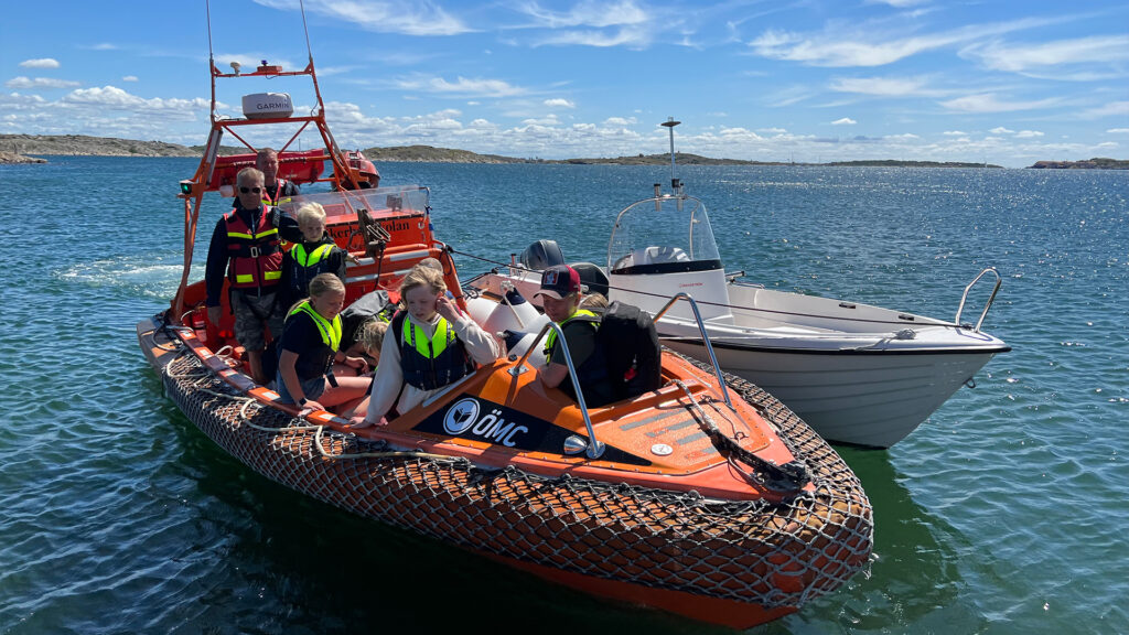 W Gratis sommarlager for barn i sommar ribbat