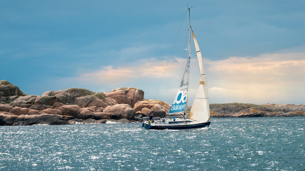 w batagent seglar vidare segelbat med logga