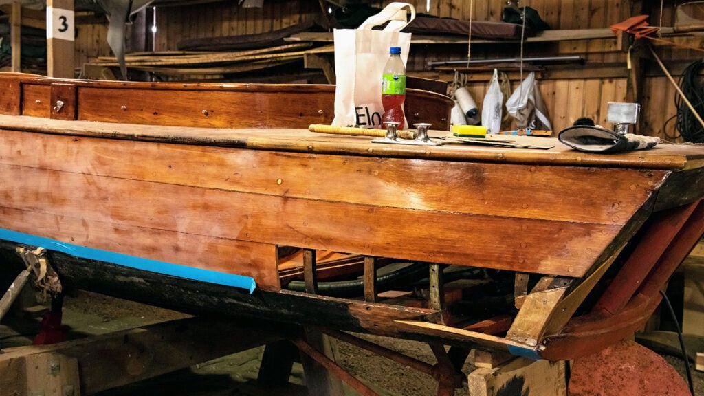 Ett träskrov där det är ett hål nära aktern, där ett bord ska bytas.