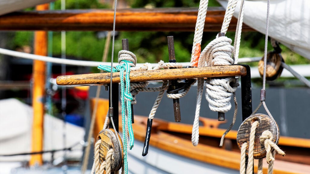 Detaljbild. Ett antal tampar och en nagelbänk.