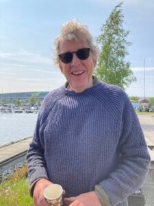 En äldre man iförd solglasögon.