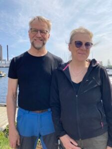 En man och en kvinna i en hamn.