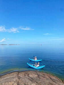Två kajaker till havs i vackert sommarväder.