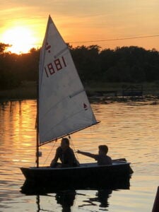 Segeljolle i kvällsljus.