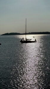 Segelbåt i kvällsljus.