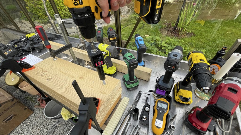 Ett antal borrskruvdragare på en arbetsbänk. En borrskruvdragare testas i ögonblicket.