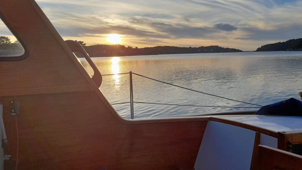 Kvällsbild från sittbrunnen på en motorbåt.