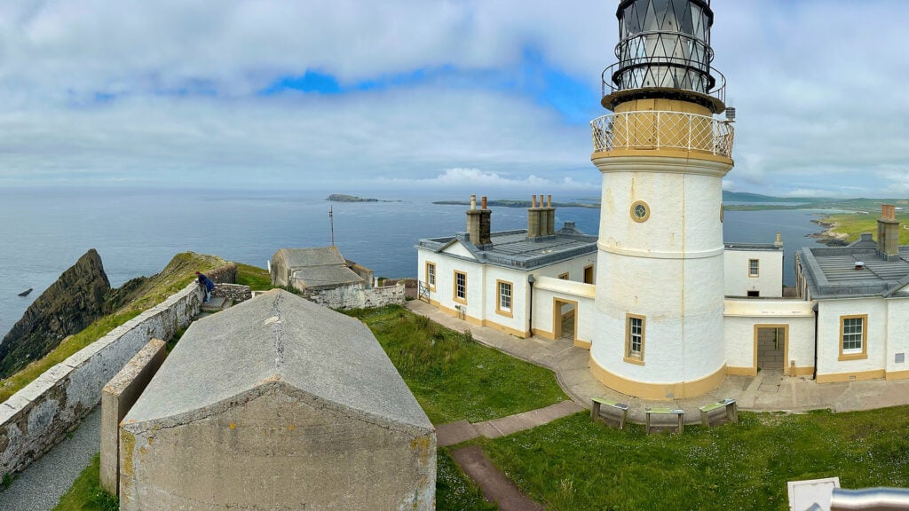 En fyr vid havskusten.