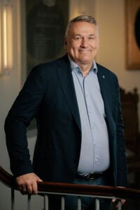 En medelålders man med kort gråsprängt hår.