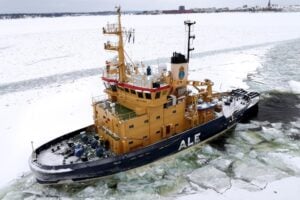 En isbrytare tar sig fram genom isen.