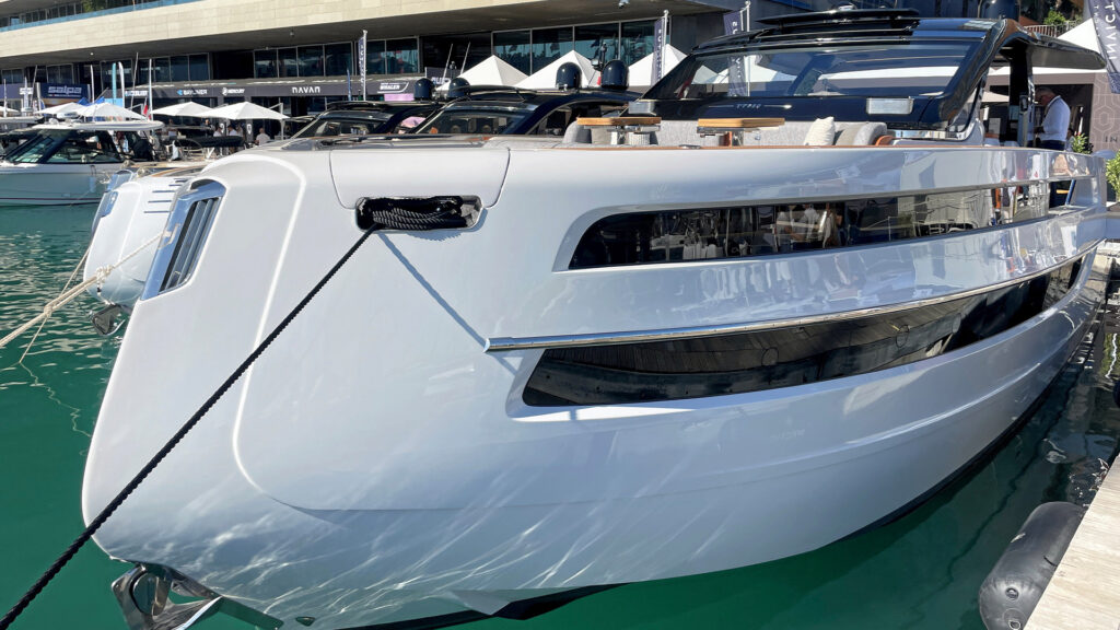 Närbild på Invictus dubbla fönsterrader.