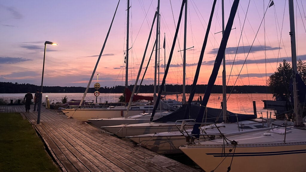 w striden om batklubbarnas arrenden ekoln i kvallsljus