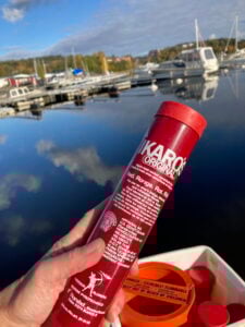 Någons hand håller i ett nödbloss.