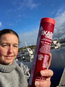 En kvinna med ett nödbloss i handen.