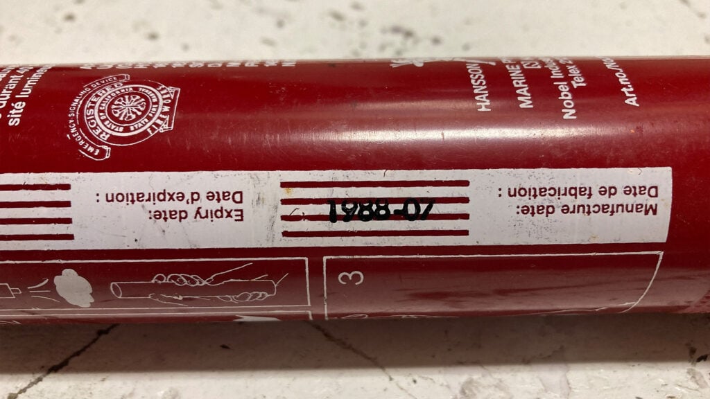 Närbild på ett nödbloss där man ser datumet 1988-07.