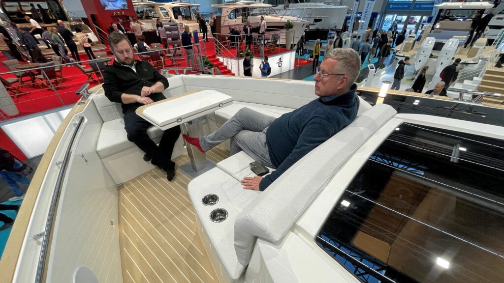 Två herrar i varsin soffa i fören.