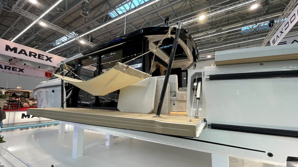 En hängmatta över ett utfällt fribord.