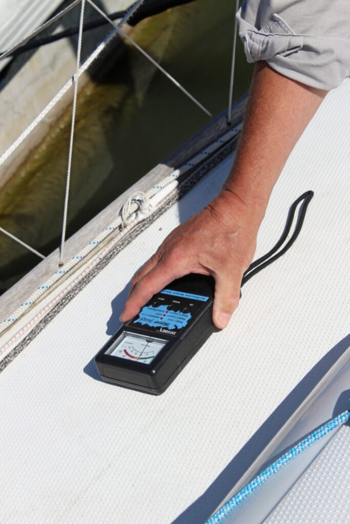 En fuktmätare på ett segelbåtsdäck.