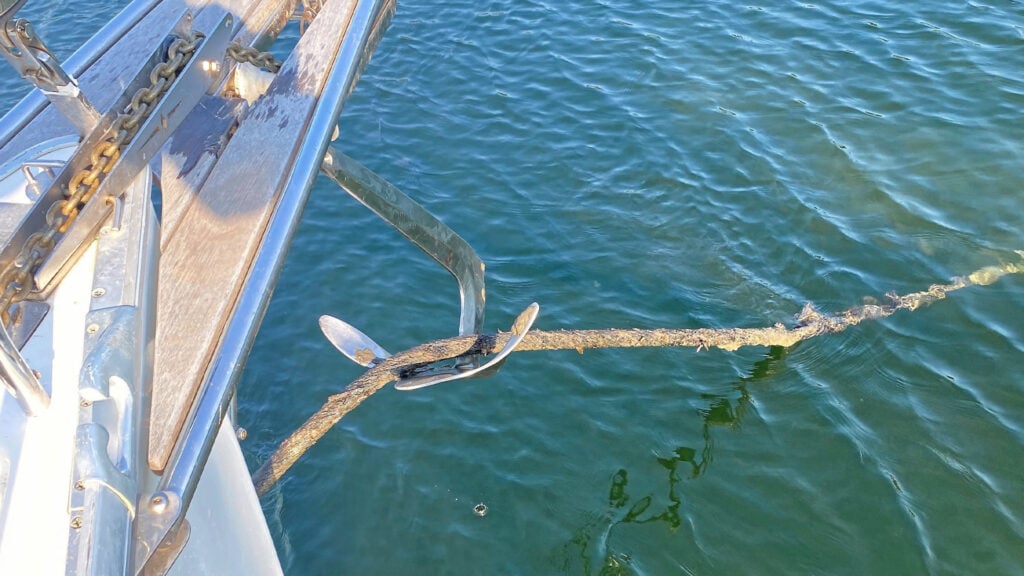 En kabel hänger över ett ankare under ett peke.