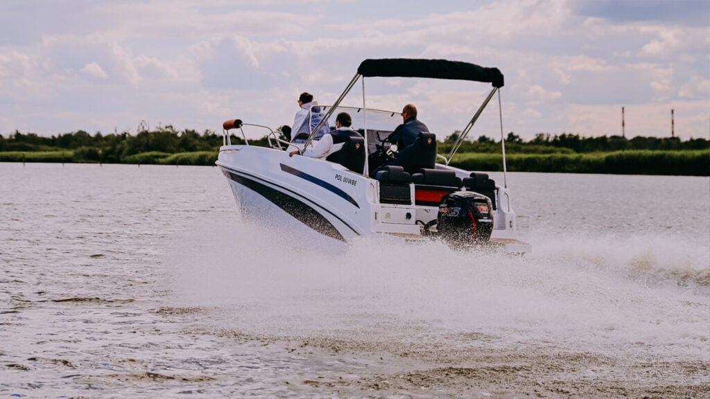 w trident boats till sverige 640 sundeck i full fart